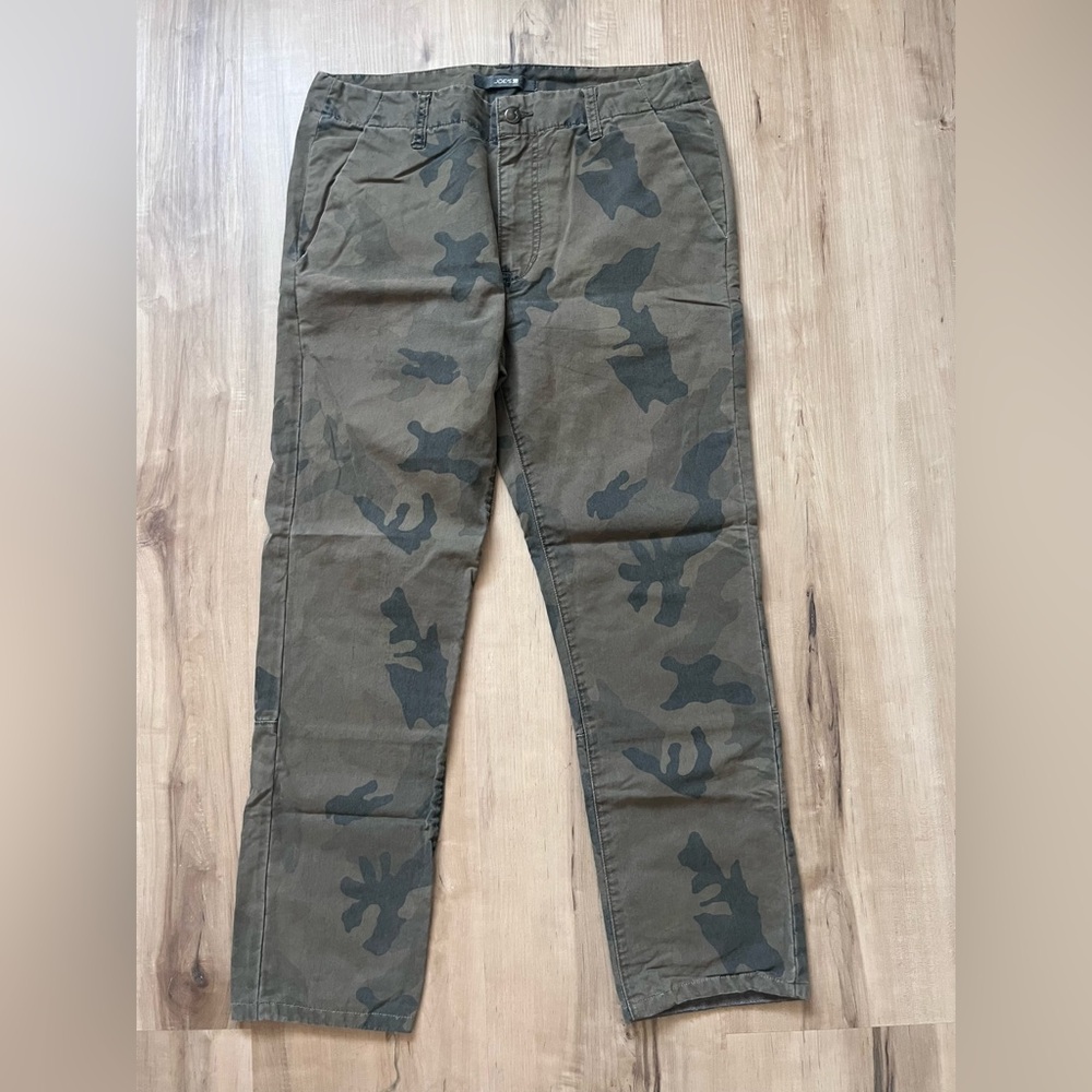Men Joe’s camouflage pants. Size: 33.